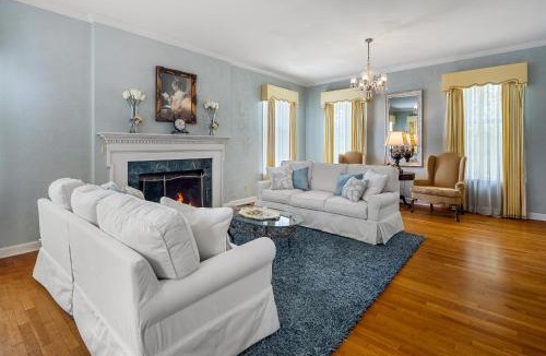 Fort Smith House | Historic Mansion-Treasured Mist suite