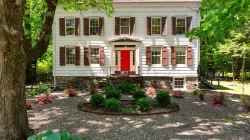 Town of Marbletown House | Historic Modern on Main by AvantStay