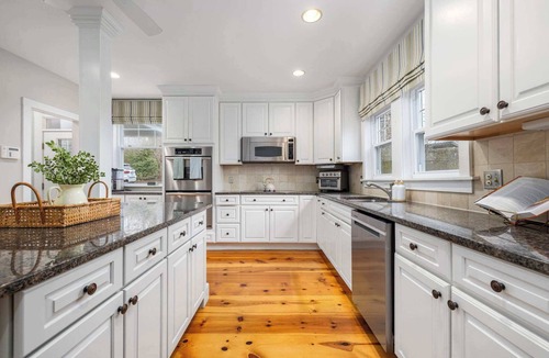 Narragansett House | Historic Narragansett Stay with Ocean Access