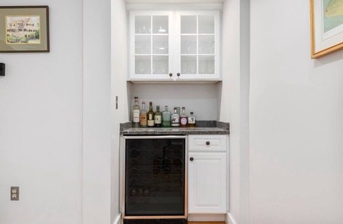 Narragansett House | Historic Narragansett Stay with Ocean Access