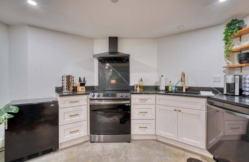 Alphabet Historic District Apartment | Historic Nob Hill 2BR | Prime Walkable Spot