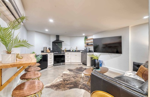 Alphabet Historic District Apartment | Historic Nob Hill 2BR | Prime Walkable Spot