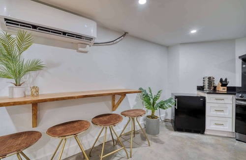 Alphabet Historic District Apartment | Historic Nob Hill 2BR | Prime Walkable Spot