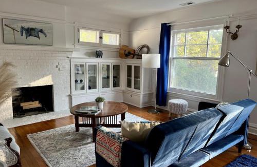 Oak Park Apartment | Historic Oak Park Residence