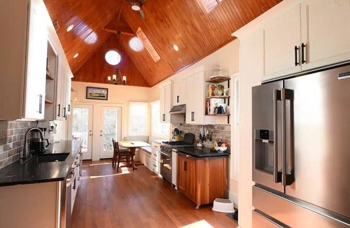 Windsor Hills House | Historic Oakwood Old Schoolhouse, walk downtown!