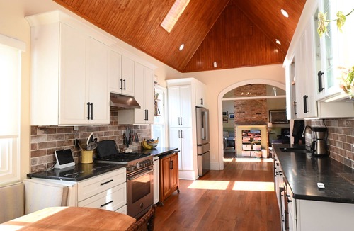 Windsor Hills House | Historic Oakwood Old Schoolhouse, walk downtown!