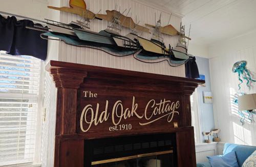 Harkers Island House | Historic Old Oak Cottage-Great water views!