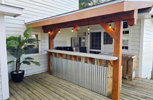 Harkers Island House | Historic Old Oak Cottage-Great water views!