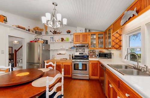 Harkers Island House | Historic Old Oak Cottage-Great water views!
