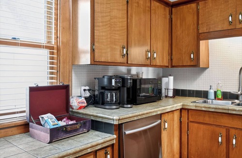 Dahlman House | Historic Omaha Manor DT Near Zoo + Pool Table
