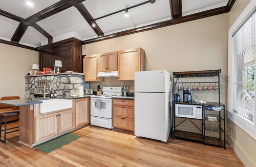 Medford House | Historic Peach St Grand Suite | Sleeps 18