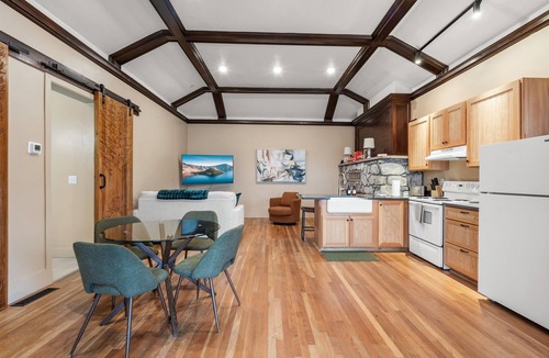 Medford House | Historic Peach St Grand Suite | Sleeps 18
