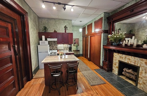 Albany Apartment | Historic Queen 1800's Studio Across From Washington Park!