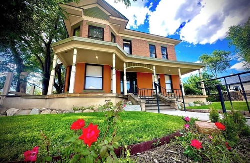 Raton House | Historic Queen Anne Art House | Walk to Downtown