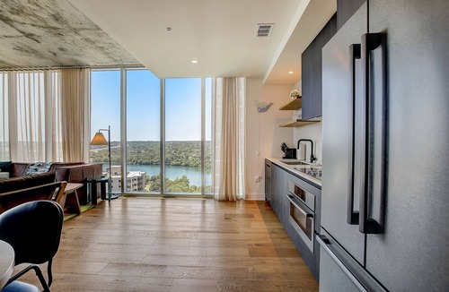 Rainey Street Historic District Condo | Historic Rainey Street condo w/balcony, rooftop pool, fitness center - dog ok