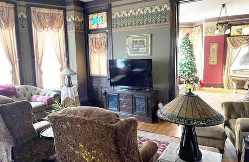 Council Bluffs House | Historic retreat!