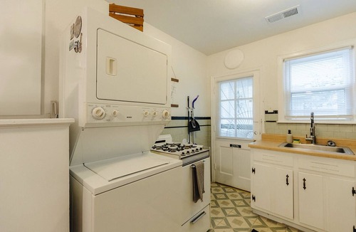 Cooper-Young Historic District House | Historic Revival King Bed Liberty Bowl Memphis 895