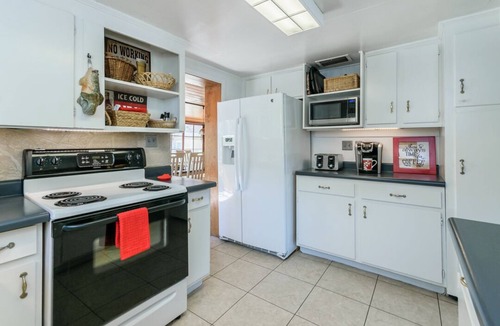 Lake Forest Cottage | Historic Riverfront Hideaway