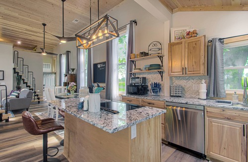 Paola House | Historic Schoolhouse + Bus Stay + Private Hot Tub