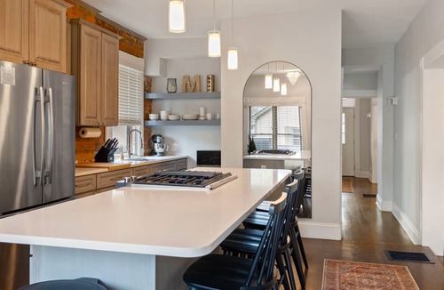 Italian Village House | Historic Short North: Hot Tub, BBQ, Free Parking