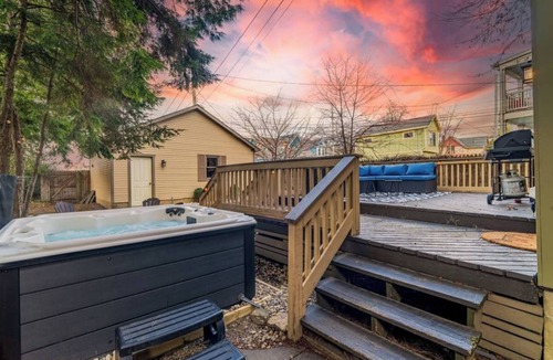 Italian Village House | Historic Short North: Hot Tub, BBQ, Free Parking