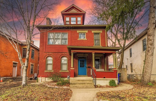 Italian Village House | Historic Short North: Hot Tub, BBQ, Free Parking