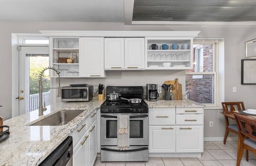 Soulard Apartment | Historic Soulard King 2BR Apt w/Private Deck