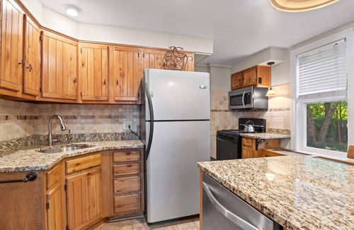 North Wales House | ♛Historic & Spacious Oasis ~ 5★ Location, Backyard