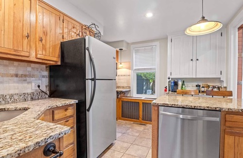 North Wales House | ♛Historic & Spacious Oasis ~ 5★ Location, Backyard