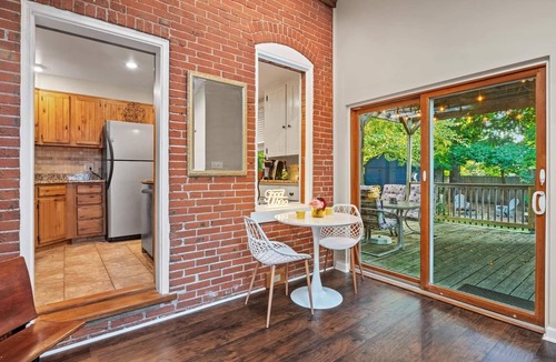 North Wales House | ♛Historic & Spacious Oasis ~ 5★ Location, Backyard