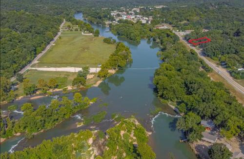 Hardy House | Historic Stone Cottage with River view and Fire Pit