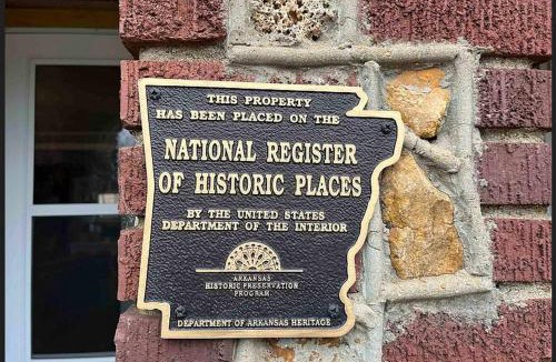 Hardy House | Historic Stone Cottage with River view and Fire Pit