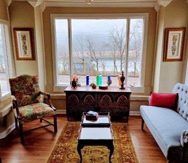 Hardy House | Historic Stone Cottage with River view and Fire Pit