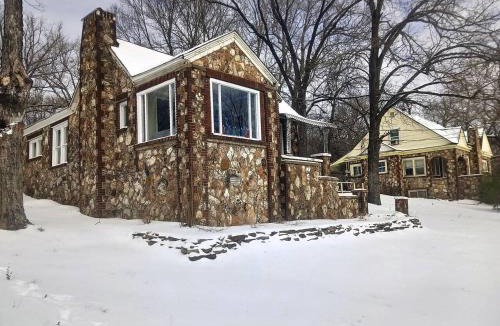 Hardy House | Historic Stone Cottage with River view and Fire Pit