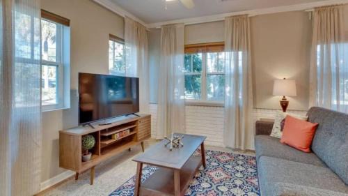 Thunderbolt House | Historic Studio with Shared Pool Close To Downtown