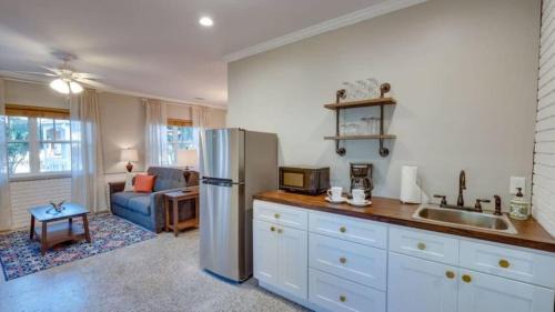 Thunderbolt House | Historic Studio with Shared Pool Close To Downtown