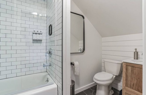 Cheyney Apartment | Historic Thornton Studio Retreat