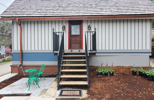 Eureka Springs Historic District House | Historic Tiny House - Down on Main Street!