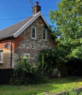 Shrewton House | Historic, traditional & Spacious Wiltshire Cottage