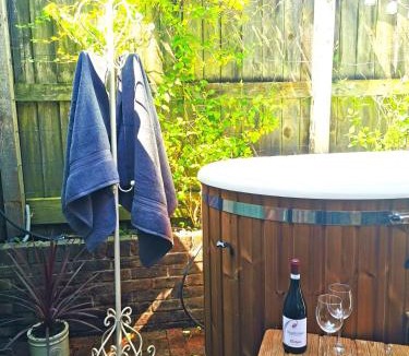 Shrewton House | Historic, traditional & Spacious Wiltshire Cottage