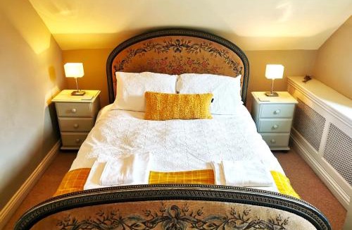 Shrewton House | Historic, traditional & Spacious Wiltshire Cottage