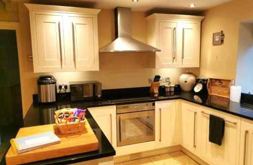 Shrewton House | Historic, traditional & Spacious Wiltshire Cottage