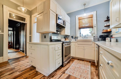 Cape Girardeau House | Historic Victorian - Walkable to Downtown Cape Girardeau - King Bed - Fast Wifi