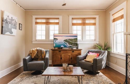 West Campus Apartment | Historic Victorian Gem in Campus Ideal for UT Events with Free Parking