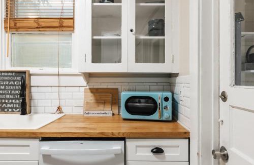 West Campus Apartment | Historic Victorian Gem in Campus Ideal for UT Events with Free Parking