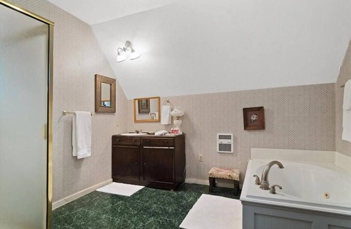 Bonham House | Historic Victorian Guest Suite Private Balcony Walk to Downtown Bonham