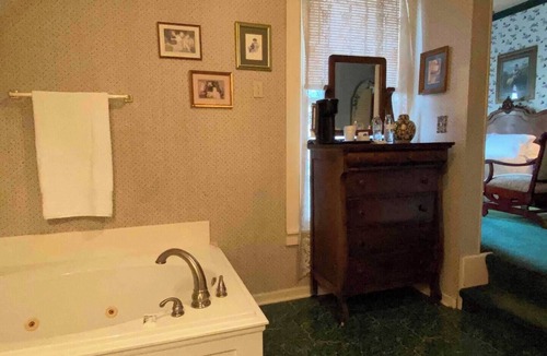 Bonham House | Historic Victorian Guest Suite Private Balcony Walk to Downtown Bonham