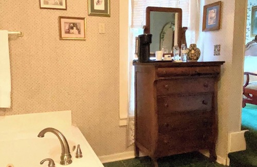 Bonham House | Historic Victorian Guest Suite Private Balcony Walk to Downtown Bonham