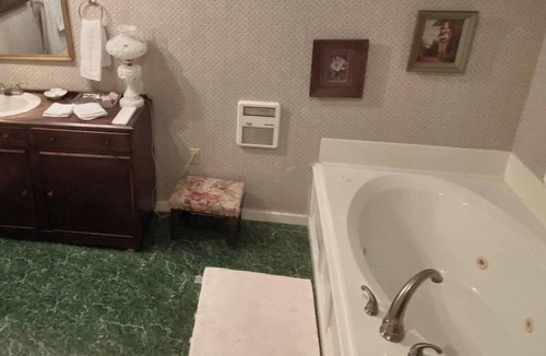 Bonham House | Historic Victorian Guest Suite Private Balcony Walk to Downtown Bonham