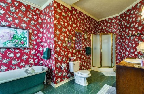 Bonham House | Historic Victorian Guest Suite Quiet Bonham Stay
